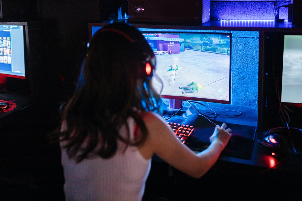 violent video games, Woman Playing Computer Game
