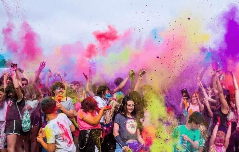 People celebrating 20 of march, International Day of Happiness, with colors!